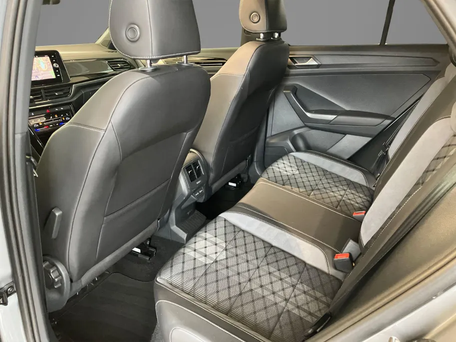 Volkswagen T-Roc 1.5TSI/150PK DSG R-line · Panoramadak  · Camera · Apple/Android Car Play · Navigatie