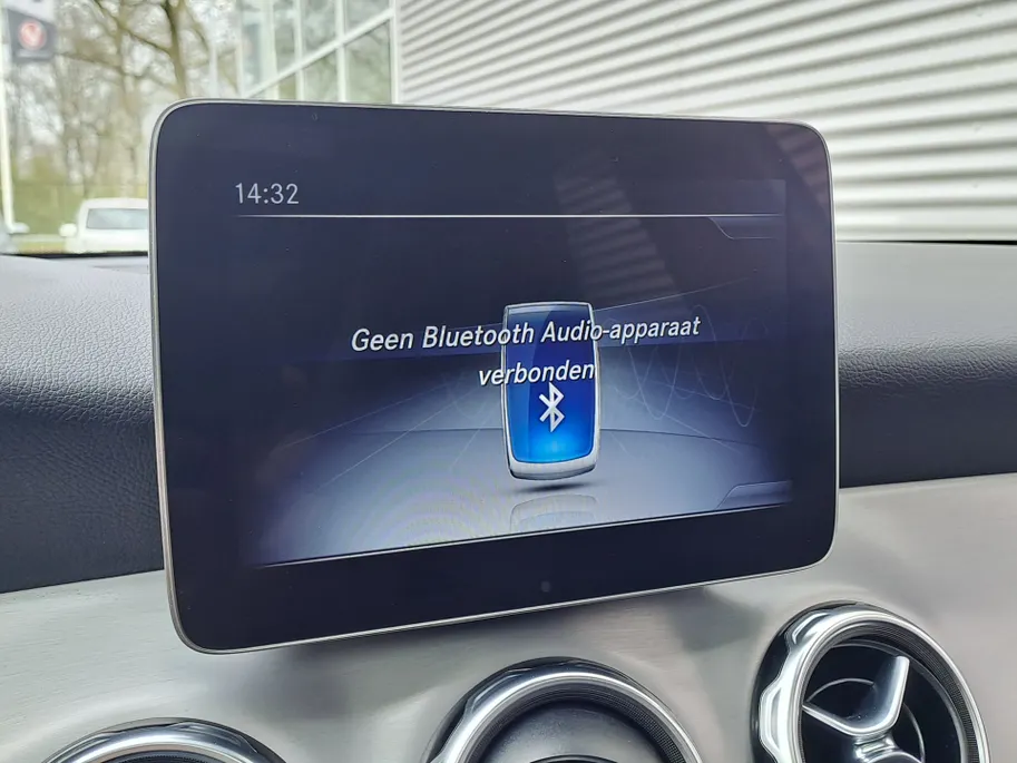 Mercedes-Benz GLA 180 Business Solution AMG AUTOMAAT | Trekhaak | Schuif/kanteldak | Navigatie | Camera | AMG-styling | Climate | Sensoren | Apple Carplay/Android Auto | Cruise | Stoelverwarming