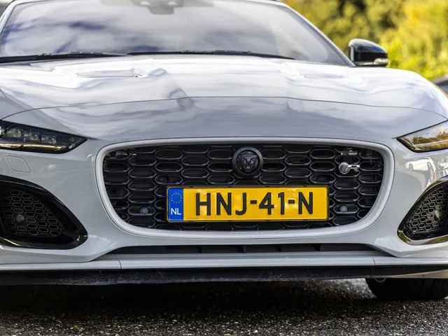 Jaguar F-TYPE P575 AWD R 75