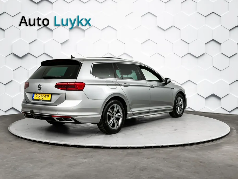 Volkswagen Passat Variant 1.5 TSI R-Line Business + DSG Automaat | Panoramadak | Trekhaak | Elektrische Stoelen