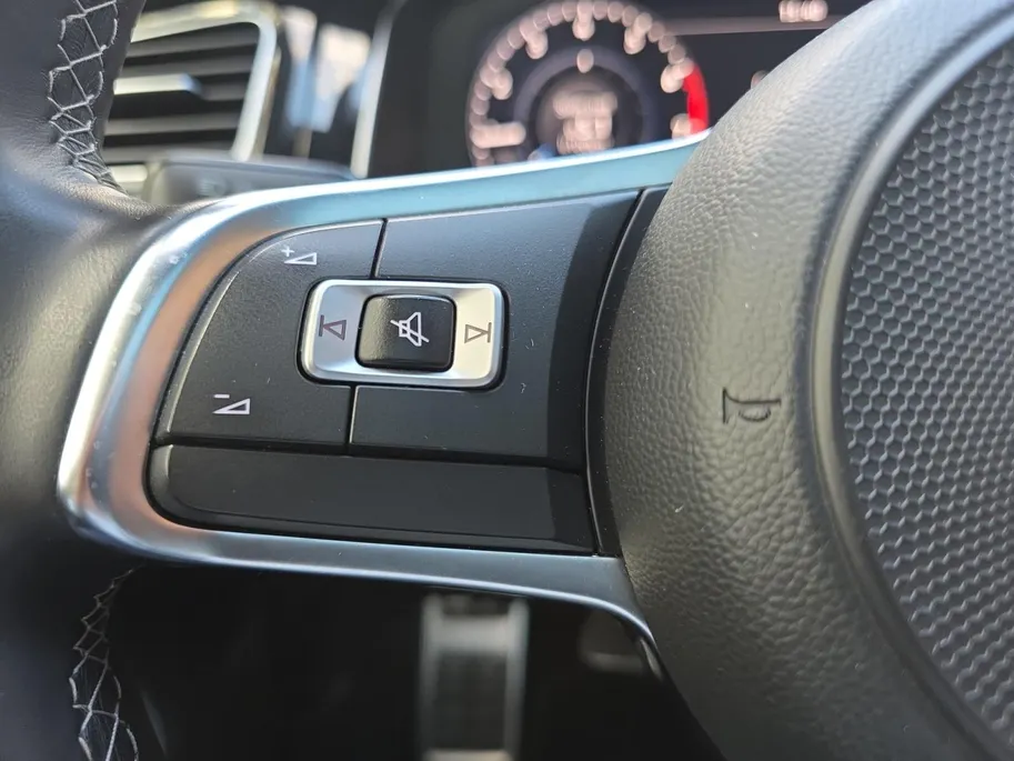 Volkswagen Golf 1.0 TSI Highline Business R | Panoramadak | Virtual Cockpit | Achteruitrijcamera | Apple/Android Auto | Dynaudio | 12 maanden garantie |