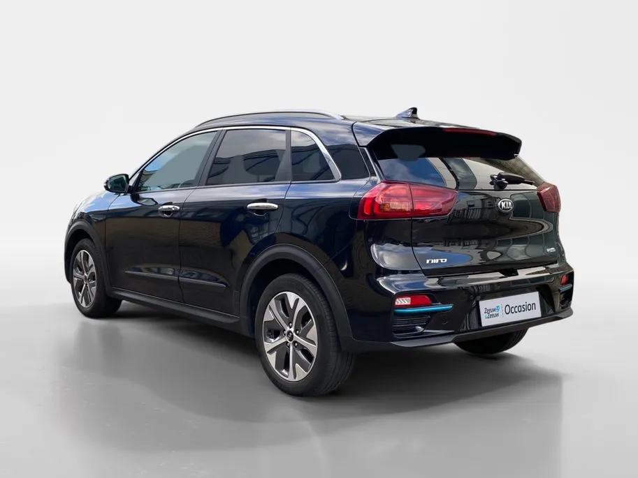 Kia e-Niro ExecutiveLine 64 kWh | Climate control | Leder | Stoel + stuurverwarming en ventilatie | Schuif/kanteldak | Navigatie | 17 inch LM-velgen | Keyless | SOH 97% |