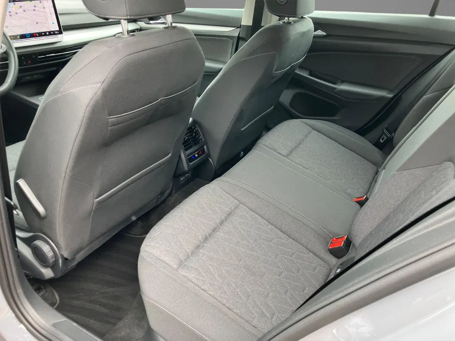 Volkswagen Golf 1.5eTSI/150PK DSG Life Edition · Apple/Android Car Play · Navigatie · Head-Up display · Stoel-& stuurverwarming · Garantie t/m 21-04-2030 of 100000km.