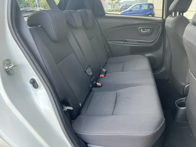 Toyota Yaris 1.5 Hybrid Bi-Tone Automaat | 16' Lichtmetalen Velgen | Climate Control | Elek. Raambediening