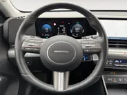Hyundai Kona 1.6 GDI HEV Comfort Smart 19'' velgen Incl. resterend fabrieksgarantie! Zeer mooie uitvoering! ALS NIEUW!!