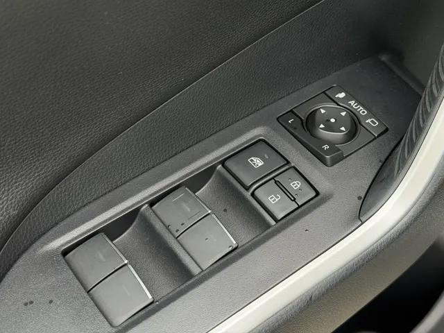 Toyota RAV4 2.5 PHEV Bi-Tone+ AWD | Trekhaak | Panoramadak | Stoel Verwarming & Ventilatie |