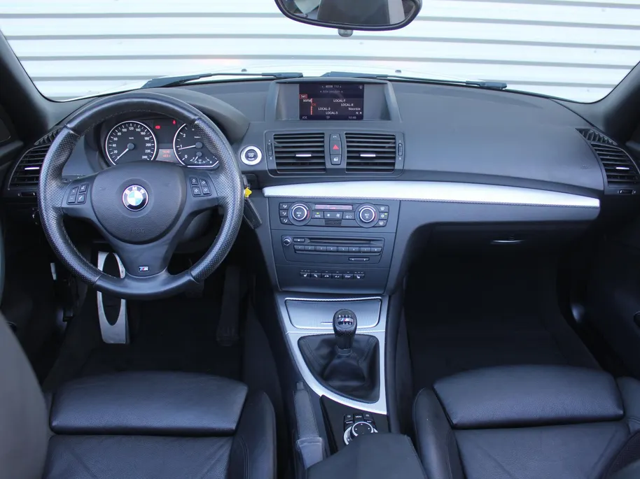 BMW 1 Serie Cabrio 118i Executive | M-Pakket | Stoelverwarming | 17' LM | Windscherm | Parkeersensor v+a | Trekhaak | Navi | Leer | Xenon | Clima |