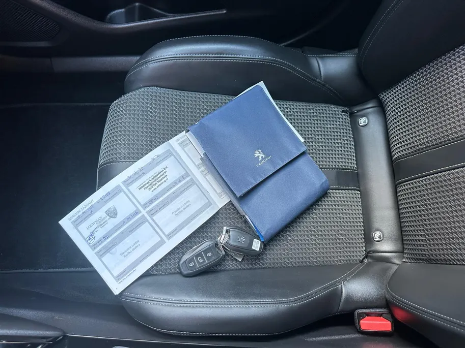 Peugeot 2008 1.2 PureTech GT-Line | 360 Camera | Navigatie | Cruise & Climate Control | Apple Carplay & Android Auto | 3D Cockpit | Dodehoek Detectie | 12 Maanden BOVAG Garantie