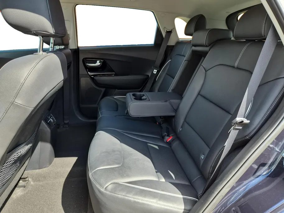 Kia e-Niro ExecutiveLine 64 kWh 1e Eigenaar | 3 Fase laden | Metallic lak | Trekhaak | Fabrieksgarantie 27-1-2029 + 3x 1 jaar* | NAP