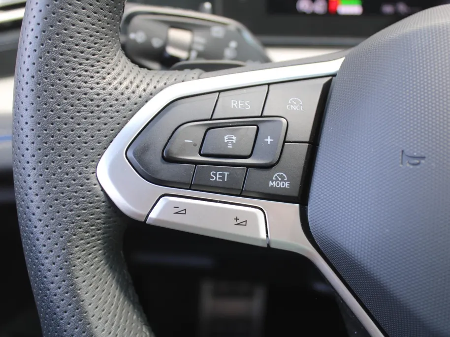 Volkswagen Tiguan 1.5 eHybrid R-Line Edition | Elek. trekhaak | Schuifdak | Stuur-/stoelverwarming + massage | Camera | 20' LM | HUD | LED | Dodehoek detectie | Nieuwstaat | BTW auto |