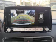 Hyundai Kona EV Limited Sky 64 kWh | Zeer compleet | 99% SOH | Open dak | Lederen bekleding | Trekhaak | Stoel verwarming & koeling | Stuurverwarming |