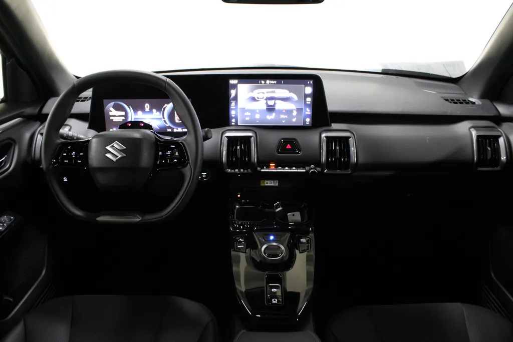 Suzuki e Vitara Style 61 kWh / Stoel + Stuurverwarming / 360° Camera / Navigatie /
