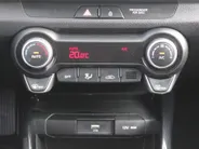 Kia Stonic 1.0 T-GDi MHEV DynamicLine | Stoelverwarming | Camera | Parkeersensor v+a | Clima | Navi | Apple Carplay/Android Auto | 15" LM | Cruise |