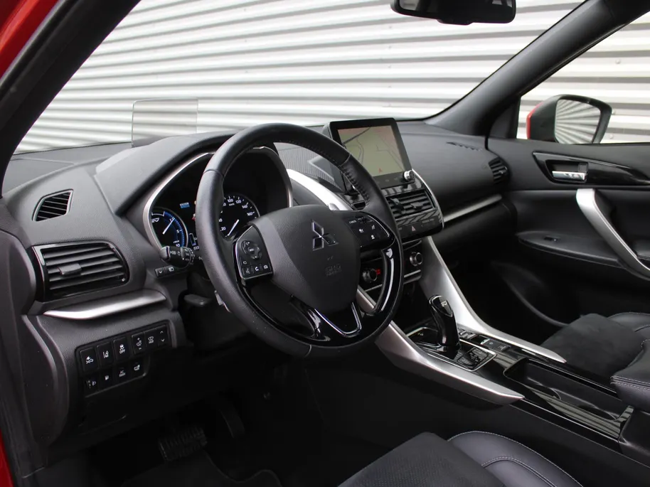 Mitsubishi Eclipse Cross 2.4 PHEV First Edition | Camera rondom | Stuur/stoelverwarming v+a | HUD | Winterset op LM | Dakdragers |