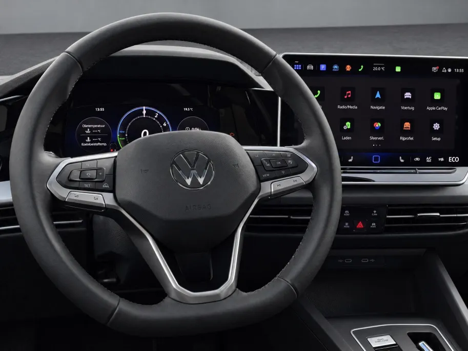 Volkswagen Golf 1.5 eHybrid Life Edition Panoramadak · Achteruitrijcamera · Draadloze telefoonlader · Stuur- & Stoelverwarming