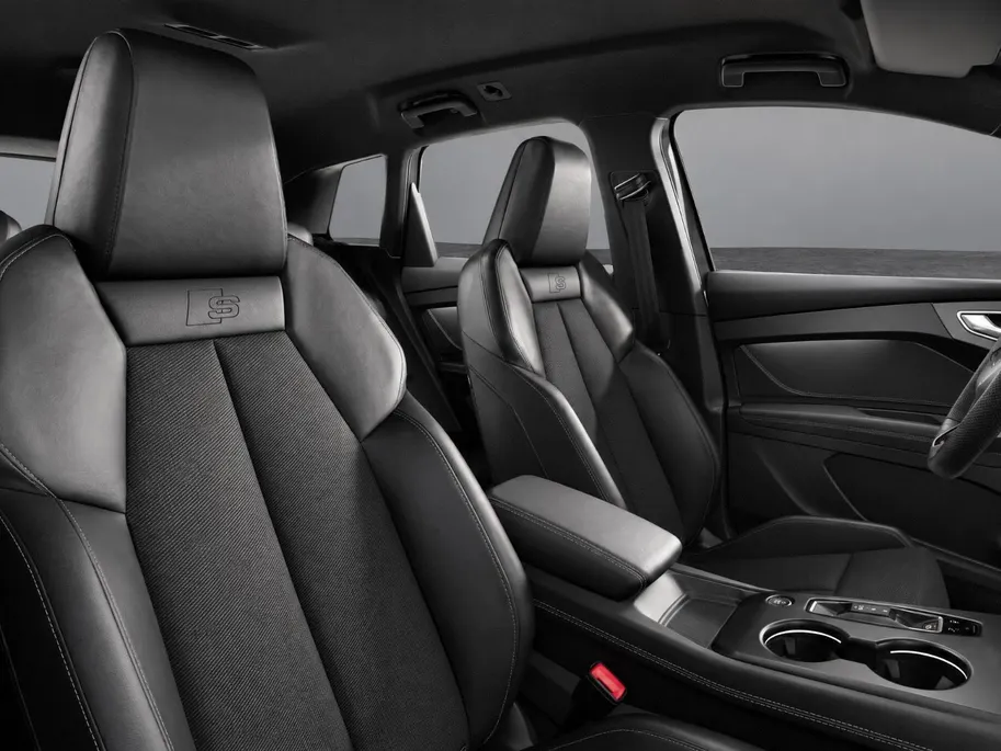 Audi Q4 Q4 S edition performance 82 kWh 286 PK · Trekhaak elek. wegklapbaar · Optiekpakket zwart · Opberg- en bagageruimtepakket