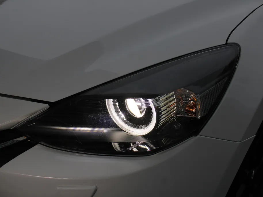 Mazda 2 1.5 e-SkyActiv-G 90PK 6MT Homura | Stuur-/stoelverwarming | Camera | Dodehoek detectie | LED | 16' LM | Carplay | Clima | Cruise |