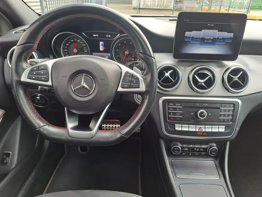 Mercedes-Benz GLA 180 Business Solution AMG AUTOMAAT | Trekhaak | Schuif/kanteldak | Navigatie | Camera | AMG-styling | Climate | Sensoren | Apple Carplay/Android Auto | Cruise | Stoelverwarming