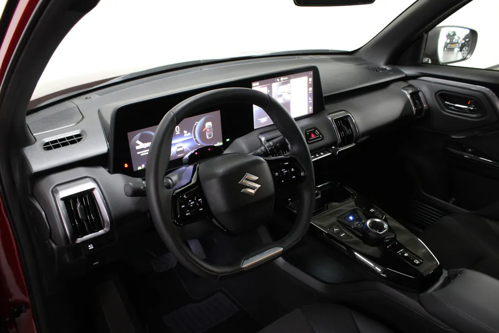 Suzuki e Vitara Style 61 kWh / Stoel + Stuurverwarming / 360° Camera / Navigatie /
