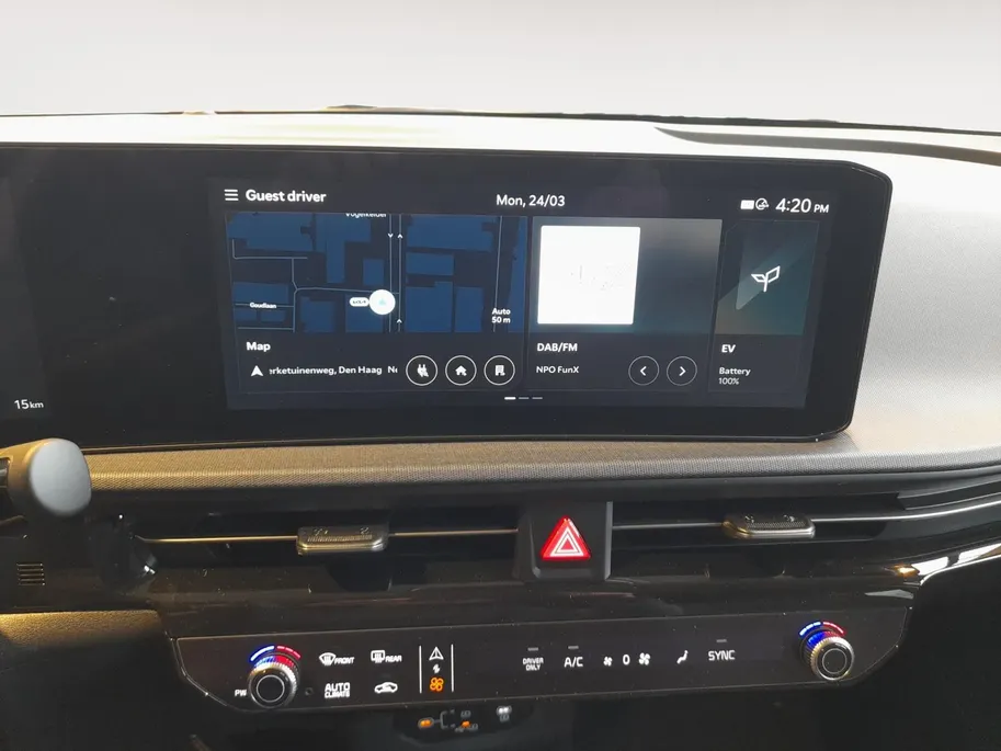 Kia EV6 Light Edition 63 kWh Nieuw model | Navi | Stoelverwarming vόόr en stuurwielverwarming | Achteruitrijcamera | Fabrieksgarantie t/m 30-4-2032 + 3x 1 jaar* | NAP
