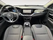 Kia e-Niro DynamicPlusLine 64 kWh | *1E EIGENAAR | FABRIEKSGARANTIE | SCHUIF- KANTELDAK | APPLE CARPLAY/ ANDROID AUTO | NAVI | CAMERA | STUUR/ STOELVERWARMING | STOF/ LEDER | ETC…