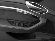 Audi e-tron 55 300kW/408PK S Line 95Kwh · SOH 94,6% · Panoramadak · Leder/Alcantara · 360°Camera + Parkeersensoren · Stoelverwarming ·