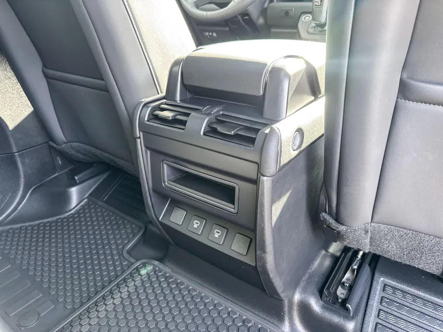 Land Rover Defender 110 2.0 P300e 110 X-Dynamic HSE