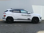 Hyundai Kona 64,8 kWh 204pk Pure Edition + Comfort Pack / DIRECT LEVERBAAR! / Demonstratieauto / 19' velgen!