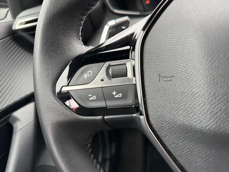 Peugeot 2008 1.2 PureTech 130 Allure | Automaat | Parkeersensoren voor en achter | Acteruitrijcamera | Apple carplay & Android auto | Cruise control | Navigatie | Trekhaak | Bovag garantie |