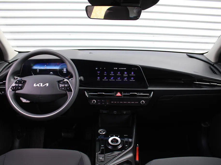 Kia Niro EV Light Edition 64.8 kWh | Camera | Cruise adapt. | Clima | 17' LM | Navi | Keyless | All season banden | 17% bijtelling |