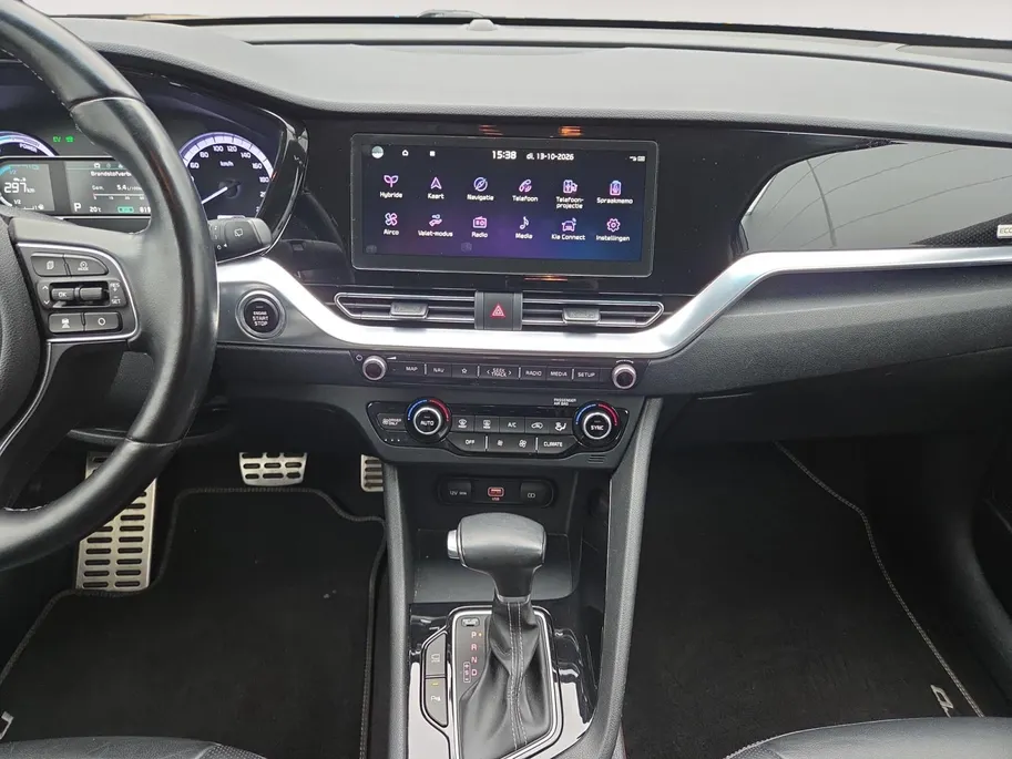 Kia Niro 1.6i Hybrid DynamicPlusLine Dealer onderhouden | Trekhaak | Stoel/stuurverwarming | Dodehoek detectie | Leder | Camera | Carplay & Android | Cruise Control Adaptief | Fabrieksgarantie t/m 23-9-2027 | NAP