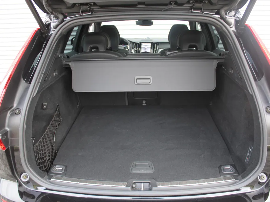 Volvo XC60 2.0 T8 Plug-in hybrid AWD Ultimate Black Edition | Trekhaak elektr. | Luchtvering | Schuifdak | Leer | Geheugenstoelen | B&W audio | Stoelventilatie | Winterset | Zeer nette auto |