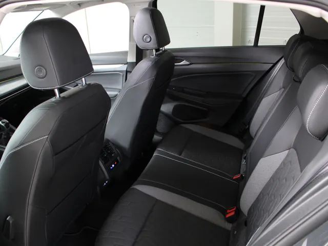 Volkswagen Golf 1.5 eTSI Life Energy Panoramadak | Navigatie | Keyless | Stoel- en Stuurverwarming | Parkeercamera