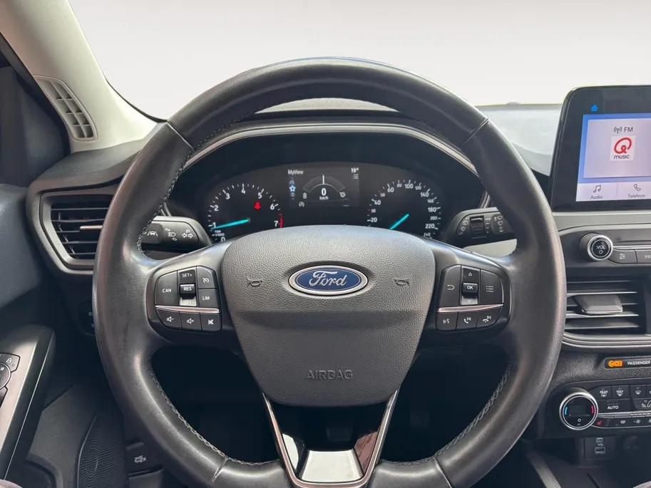Ford Focus Wagon 1.0 EcoBoost Hybrid Titanium | Trekhaak | Stoel, stuur en voorruitverwarming | Cruise | Climate