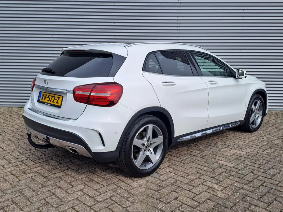 Mercedes-Benz GLA 180 Business Solution AMG AUTOMAAT | Trekhaak | Schuif/kanteldak | Navigatie | Camera | AMG-styling | Climate | Sensoren | Apple Carplay/Android Auto | Cruise | Stoelverwarming