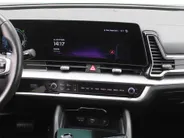 Kia Sportage 1.6 T-GDi Hybrid Dark Edition | Stuur-/stoelverwarming v+a | Camera | Elek. stoelverstelling | 18' LM | Cruise adapt. | Navi | Clima | Half leer/suède |