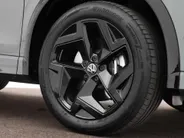 Volkswagen Tiguan 1.5 272pk DSG eHybrid R-Line Edition · Panoramadak · 360 Camera · Wegklapbare Trekhaak · Massage · Dodehoek Detectie · 19'' Inch · Garantie t/m 27-10-2029 of 100.000km