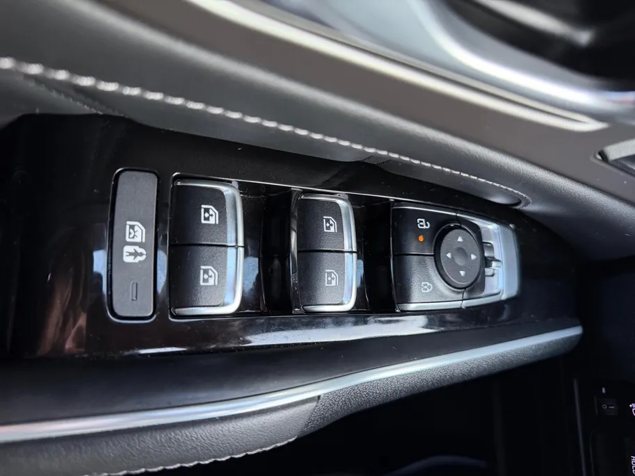 Kia Sorento 1.6 T-GDi Plug-in Hybrid 4WD ExecutiveLine 7p | Navi | Clima | 360° Camera | Stoelventilatie | Stoel-/Stuurverwarming | Cruise Control | Keyless Entry | 7-Persoons|