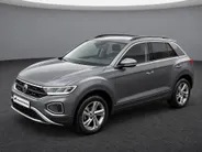 Volkswagen T-Roc 1.0 TSI 110pk Life · Trekhaak · Camera · Dodehoeksensoren · Adaptive Cruise Control · Apple/Android Car Play · Clima ·