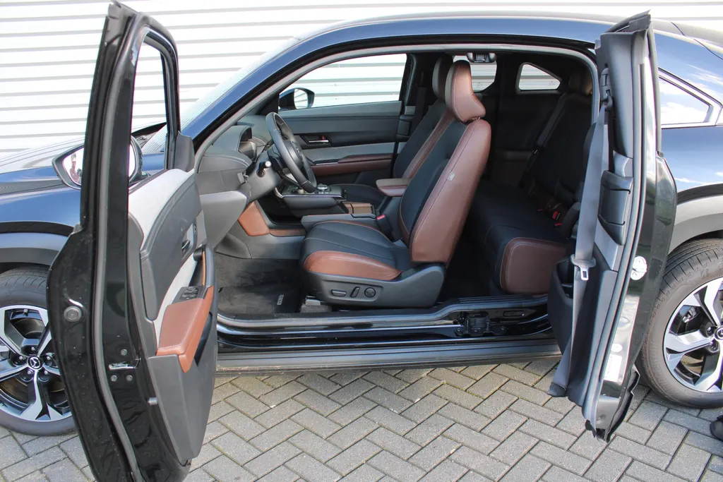 Mazda MX-30 e-SkyActiv R-EV 170 Advantage Industrial | Stoelverwarming | HUD | Dodehoek detectie | Elek. stoelverstelling | LED | 18' LM | Camera |