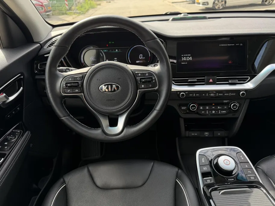 Kia e-Niro ExecutiveLine 64 kWh | Warmtepomp | Memory seats | Stoelverwarming- en ventilatie | JBL audio-installatie | Glazen schuif-/kanteldak | Dodehoekassistentie | Parkeersensoren voor- en achter | Apple/Android Carplay