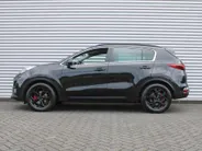 Kia Sportage 1.6 T-GDI Black Edition | Stuur-/stoelverwarming v+a | Schuifdak | Leer | Camera | Elek. achterklep | Cruise | PDC | Navi | 17' LM | Zeer nette auto! |