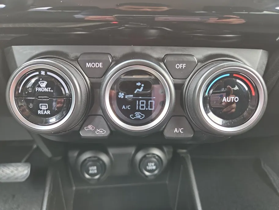Suzuki Swift 1.0 Stijl Automaat | Navi | Camera | Cruise & climate control | Stoelverwarming | Two-tone Metallic lak | Apple Carplay/Android Auto | Bovag garantie | NAP