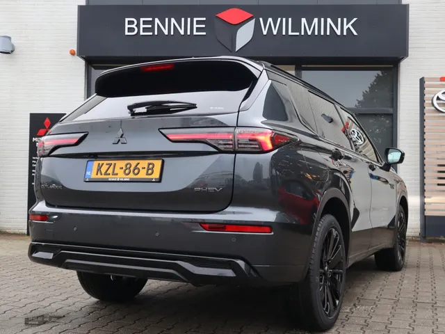 Mitsubishi Outlander 2.4 PHEV Black Edition All Seasons | Yamaha sound