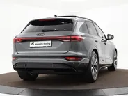 Audi Q6 e-tron S edition performance 100 kWh 306pk · SOH 97,9% · Panoramadak · 360 Camera · Inklap. Trekhaak · Luchtvering · B&O Sound · Head-Up Display · Garantie t/m 15-03-2031 of 100.000km