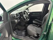Renault Twingo Urban Range Techno 27.5 kWh Automaat | Demo - Beschikbaar per 01-10-2026 | Armsteun | Camera | Parkeersensoren | Climate Control | Full LED | Adaptive Cruise Control | Navigatie | 18' Lichtmetalen Velgen |
