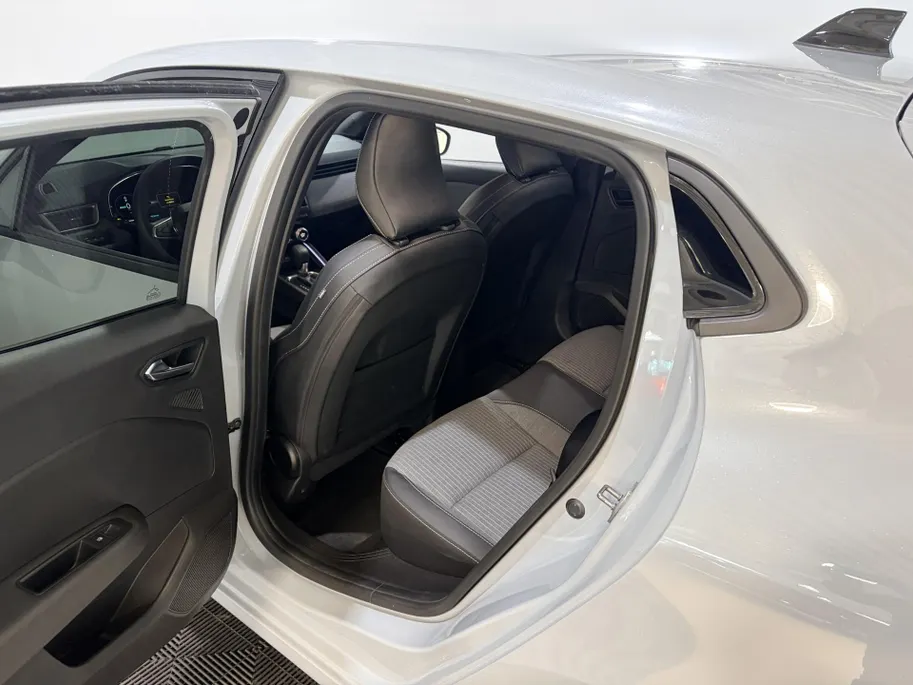 Renault Clio 145PK E-Tech Full Hybrid Techno Automaat | 1e eigenaar | Camera | Parkeersensoren | Climate Control | Apple CarPlay/Android Auto | Cruise Control | Lichtmetalen Velgen | Full LED | Digital Cockpit |