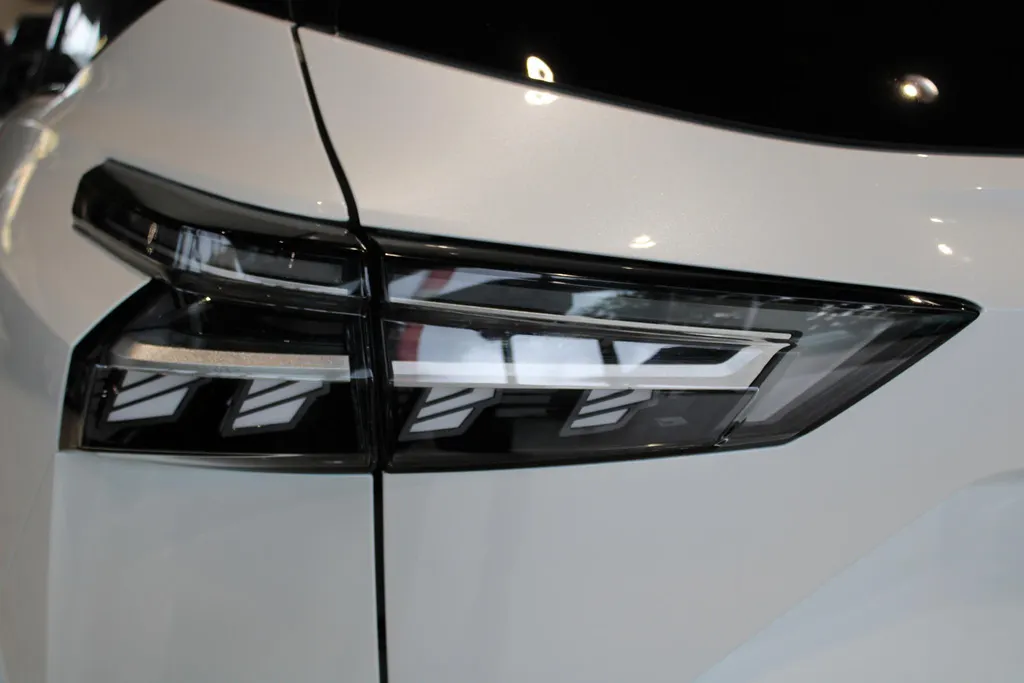Nissan QASHQAI 1.5 e-Power N-Design | Stuur-, stoel- en voorruitverwarming  | 20inch wielen |360grd camera | parkeersensoren voor en achter | Electrische stoelverstelling met geheugen | Alcantra/lederen bekleding | 205PK | Two-tone lak | Apple carplay & Android auto |