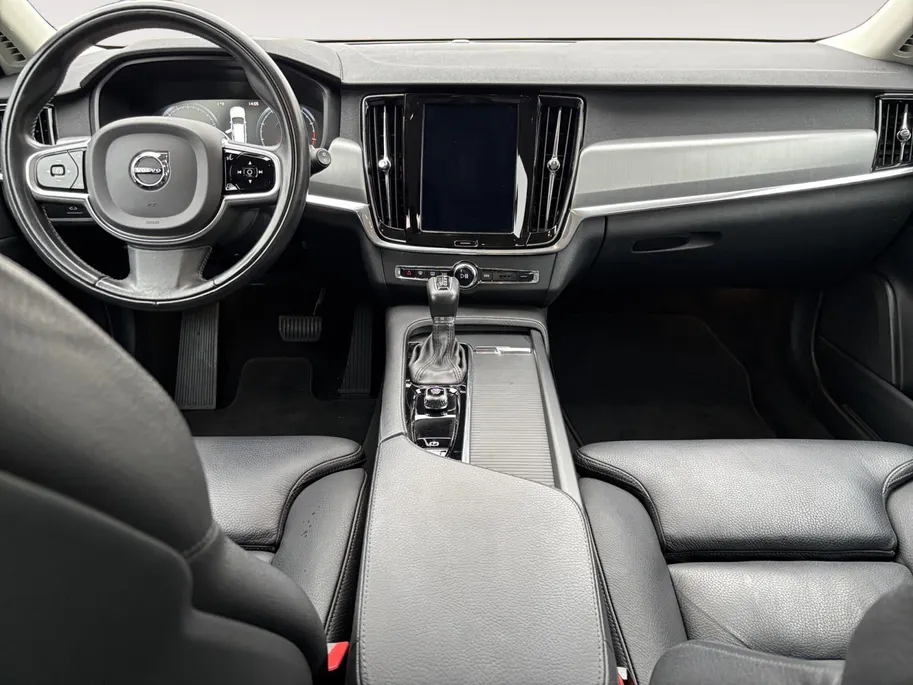 Volvo V90 2.0 T4 Momentum | LEDER | CAMERA | TREKHAAK | DEALER-ONDERHOUDEN | NL-AUTO |