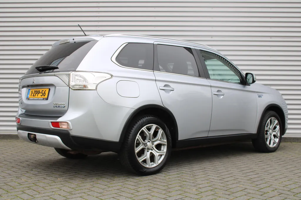 Mitsubishi Outlander 2.0 PHEV Business Edition X-Line | Navi | Clima | Camera | Trekhaak | Keyless | 18' LM |